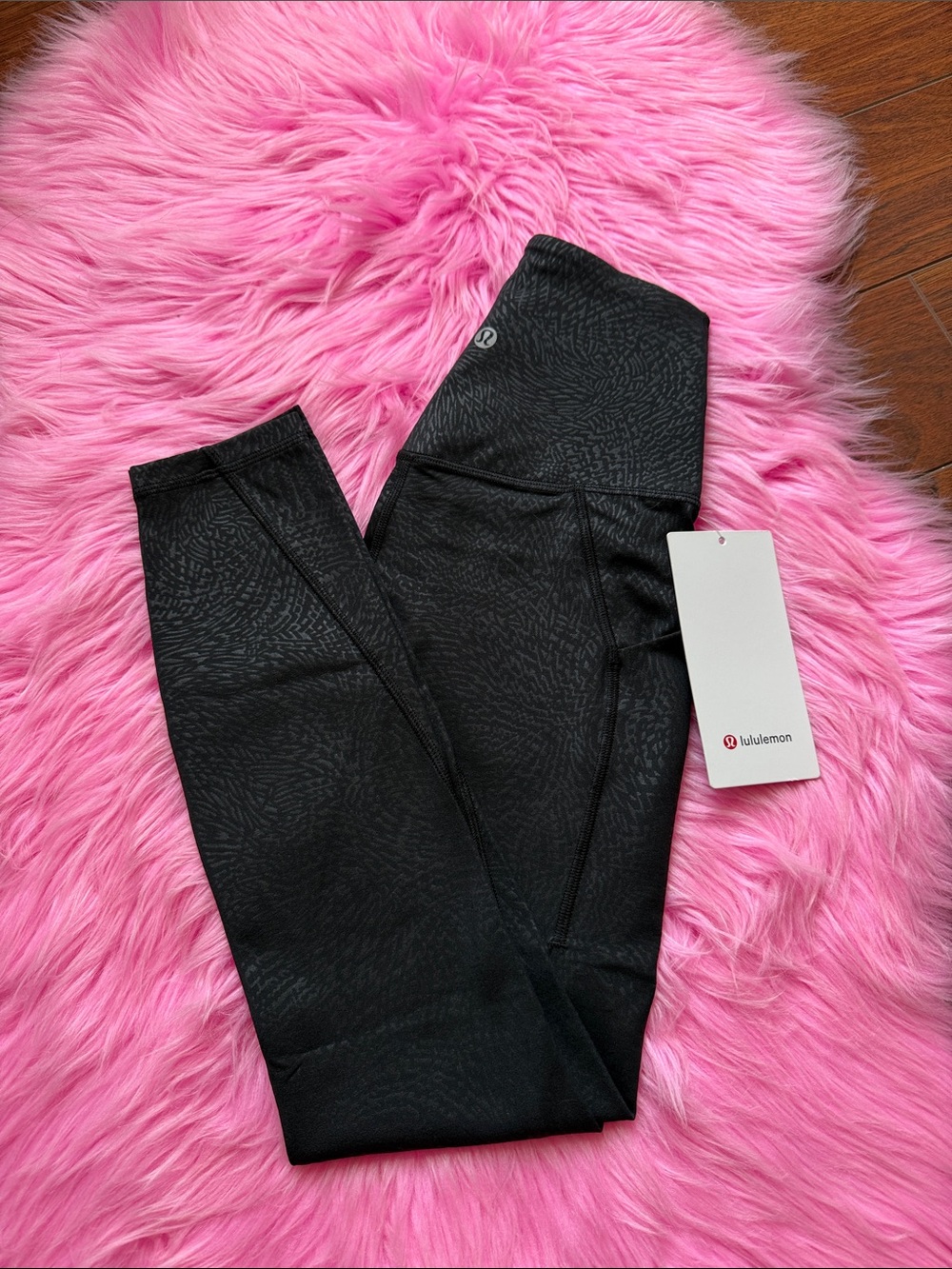 Lululemon Size 2 align HR 25” pockets, ripple emboss black, NWT